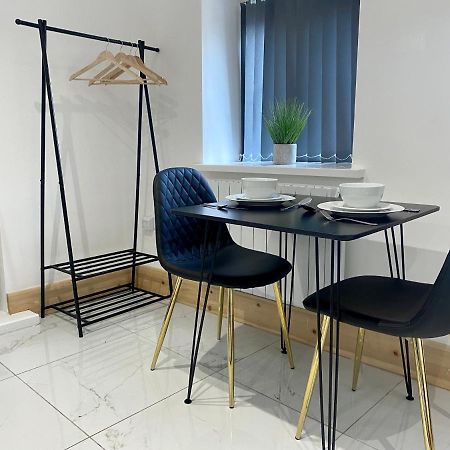 Stylish Studio Apartment In Centre Of St Clears Exteriör bild