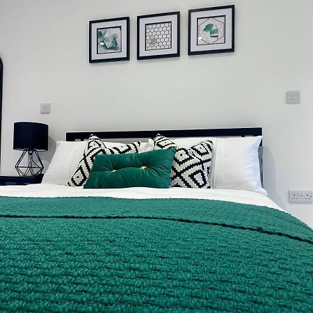 Stylish Studio Apartment In Centre Of St Clears Exteriör bild