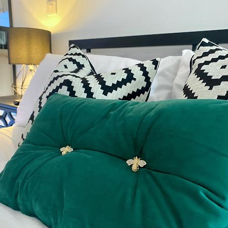 Stylish Studio Apartment In Centre Of St Clears Exteriör bild