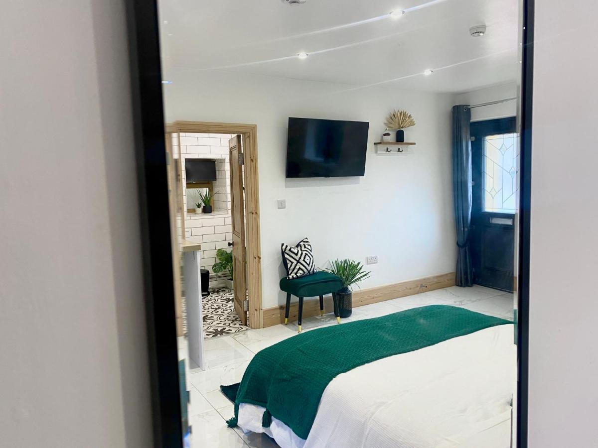 Stylish Studio Apartment In Centre Of St Clears Exteriör bild